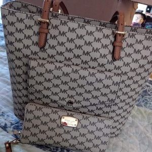 Micheal kors purse set